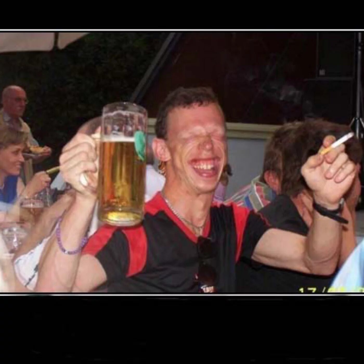 Выпью с братом. Мужики выпивают. Мужики за столом бухают. Выпьем братья. Флоренс пью с сестрой.