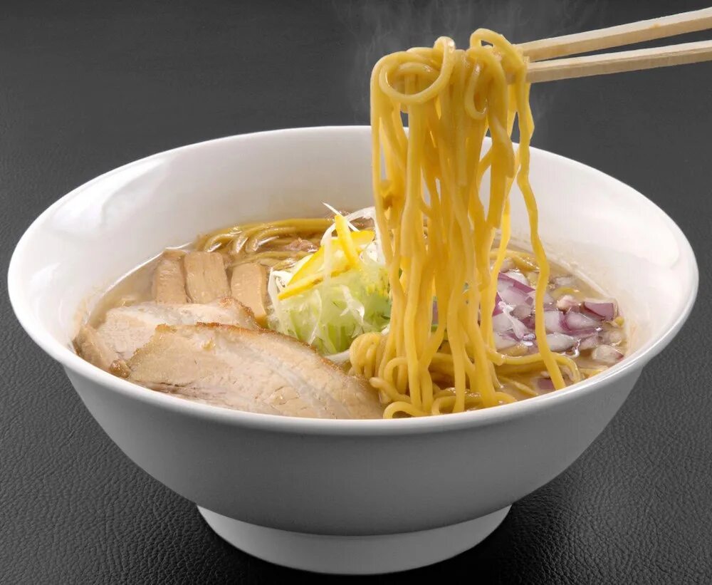 Тарелка с лапшой. Лапша в тарелке. Лапша в тарелке. Тарелка спагетти. Макароны в китае.