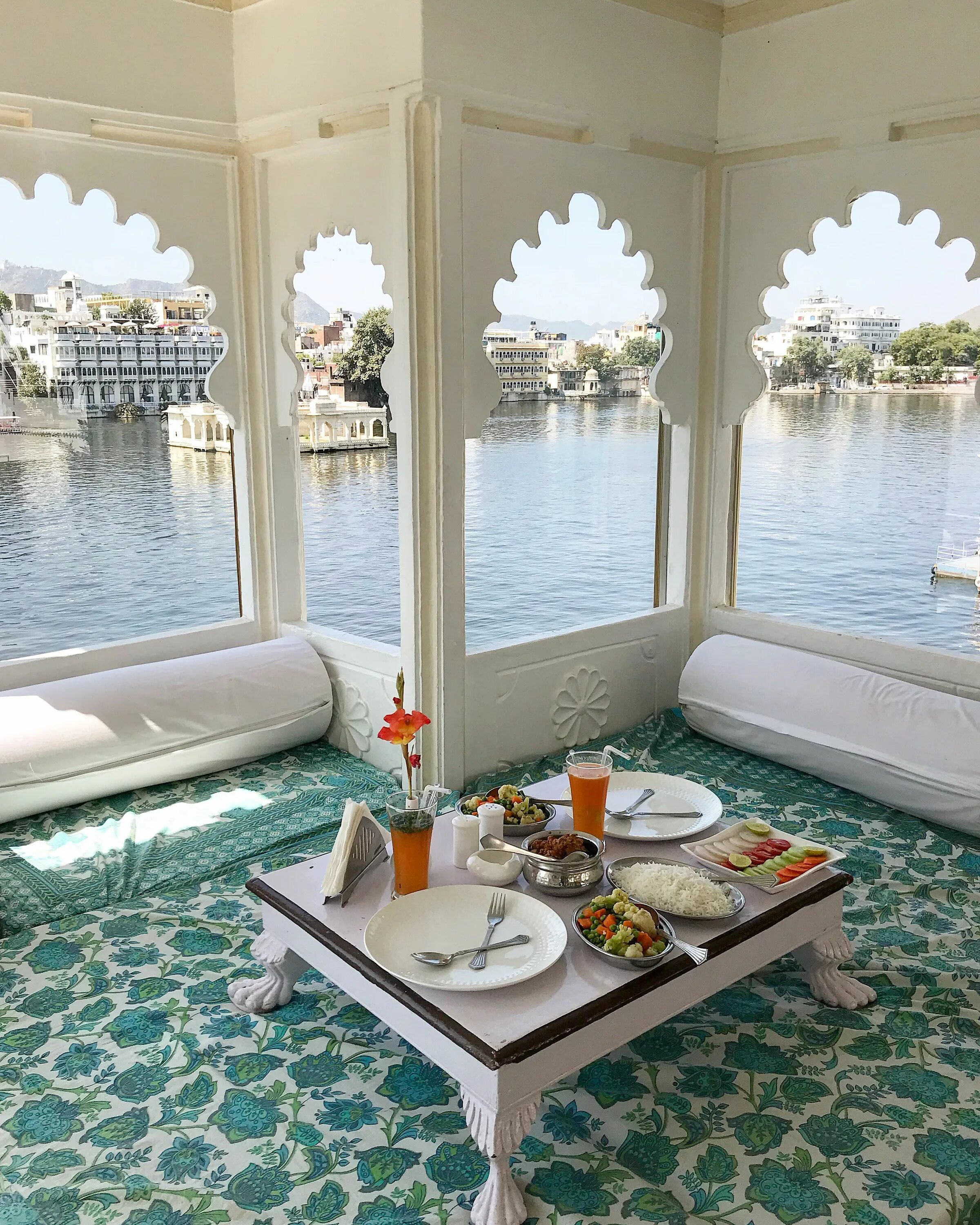 Taj lake. Taj lake palace, удайпур. jagat niwas palace hotel. taj lake palace спа. дорогой отель в индии.