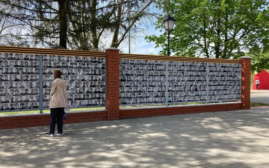 Стена памяти вк. Мемориал памяти Борисоглебск. Стена памяти Тюменская область. Стена памяти. Стена памяти надпись.