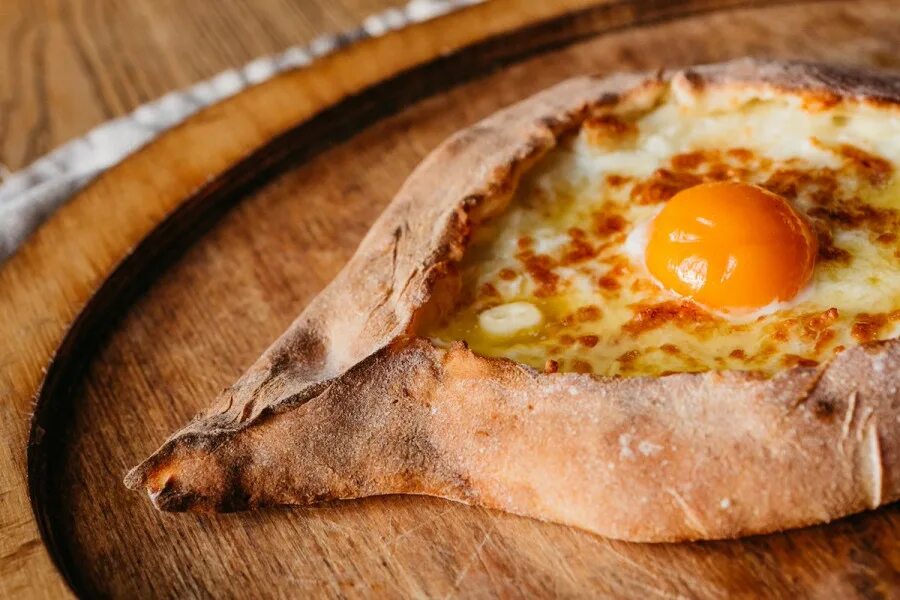 Хачапури небо. Хачапури грузинский. грузия хачапури. хачапури аджарули. грузин с хачапури.