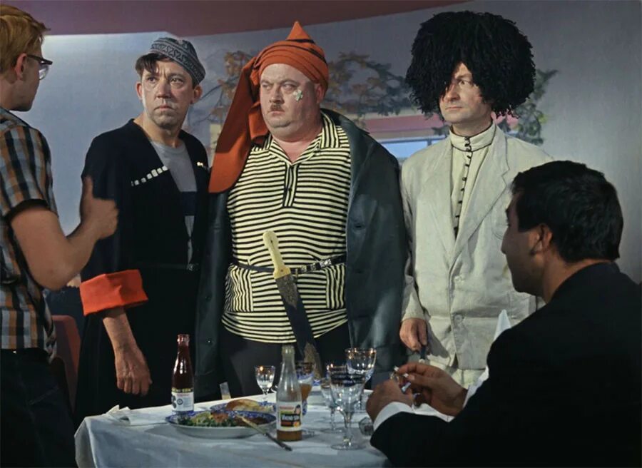 Саахов в кавказской пленнице. Джулс криминальное чтиво. Поздравление из кинофильмов. Чарли шин 2 с половиной человека. Поздравление из кинофильмов.