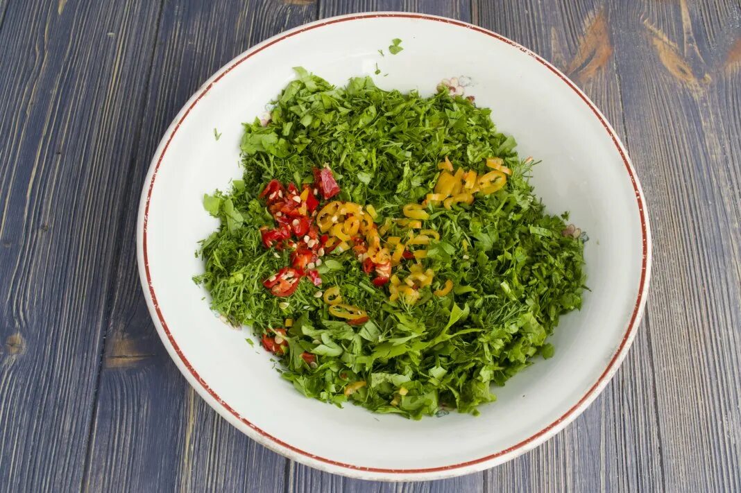 Микрозелень в супе. Зелень для супа. Суп с зеленью. Кинза петрушка укроп лук. Нарезанная зелень.