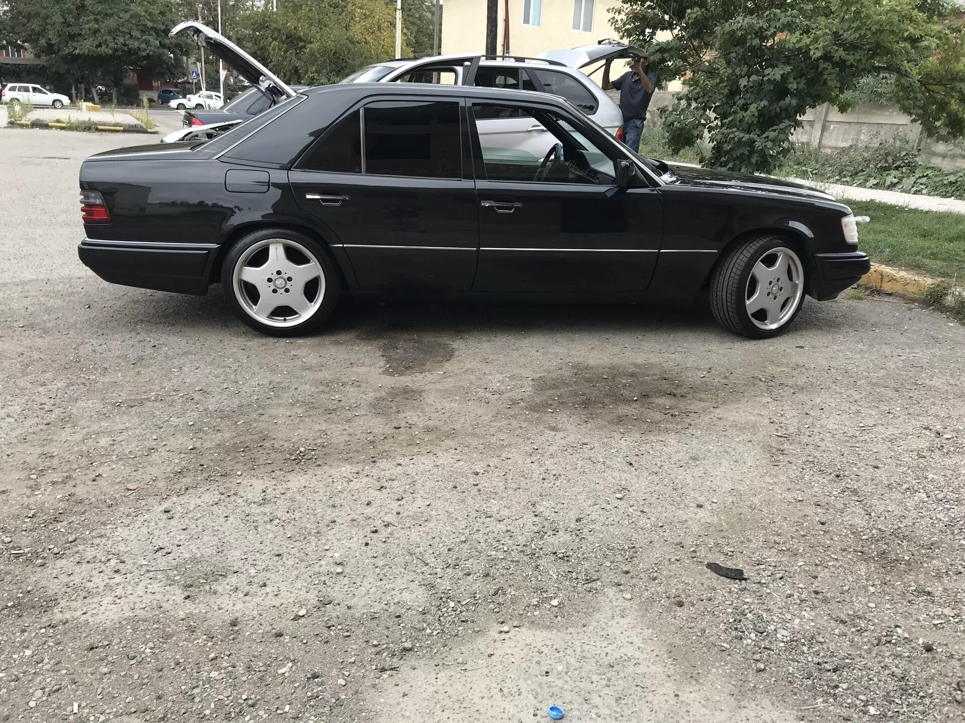 Мерс 124 битая. W124 купе borbet. Мерседес бенц w124. Поставь 124. Mercedes-benz w124.