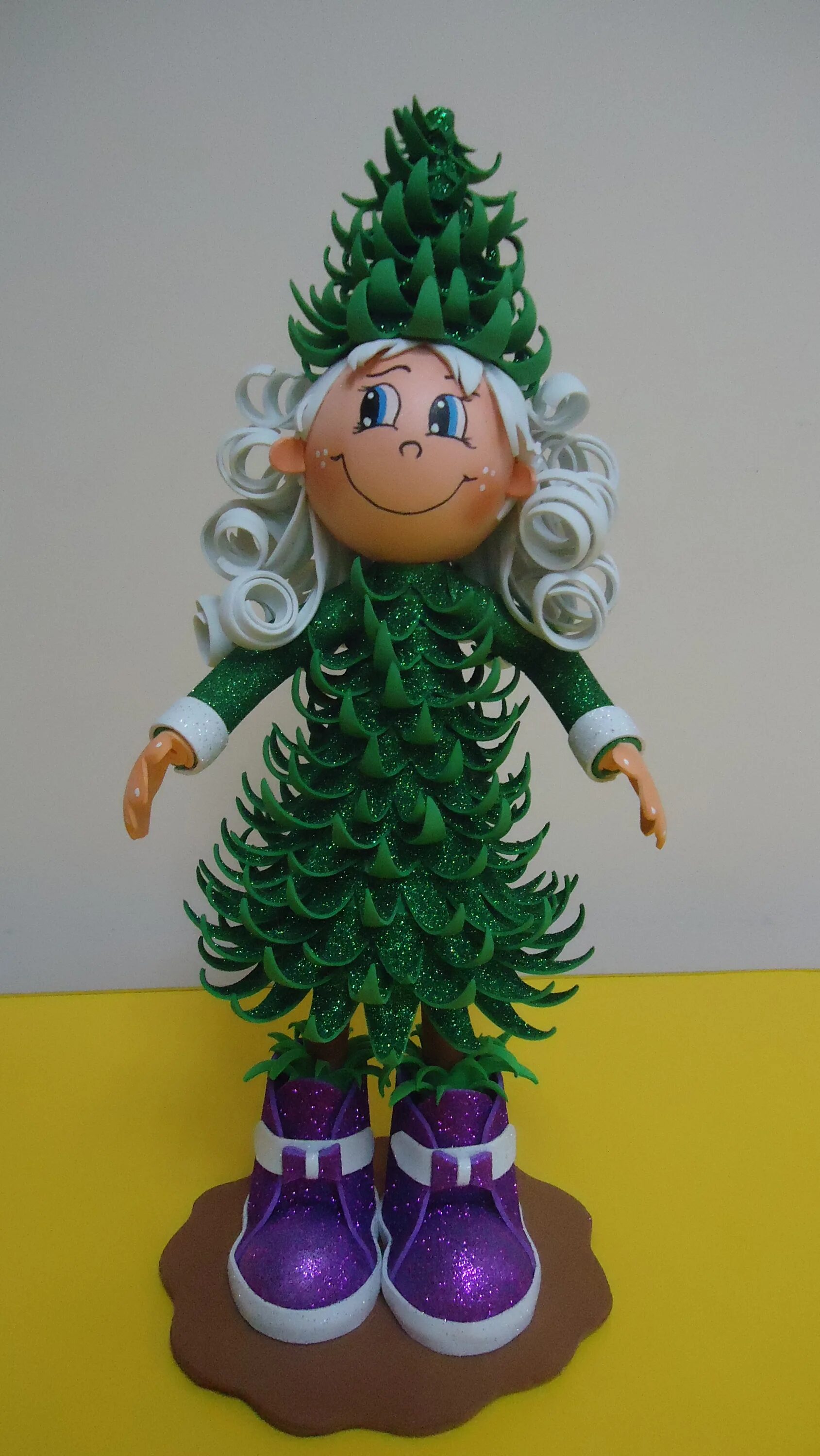 кукла елка из фоамирана. оригинальные поделки из фоамирана. елочка из фоамирана. кукла елка из фоамирана. кукла елочка.