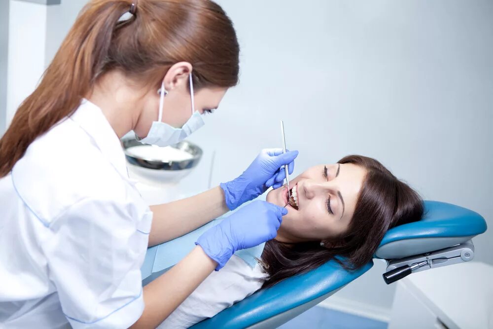 Зубной врач женщина. Девушка стоматолог. Девушка у зубного. Красивая девушка стоматолог.