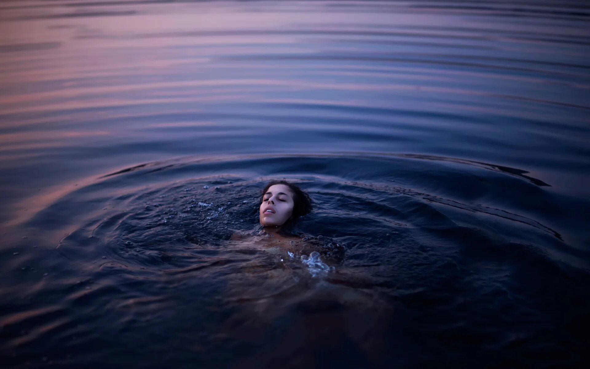 Отражение вода песни. Вода и человек. Девушка в воде. Выныривает из воды. Фотосессия в воде.