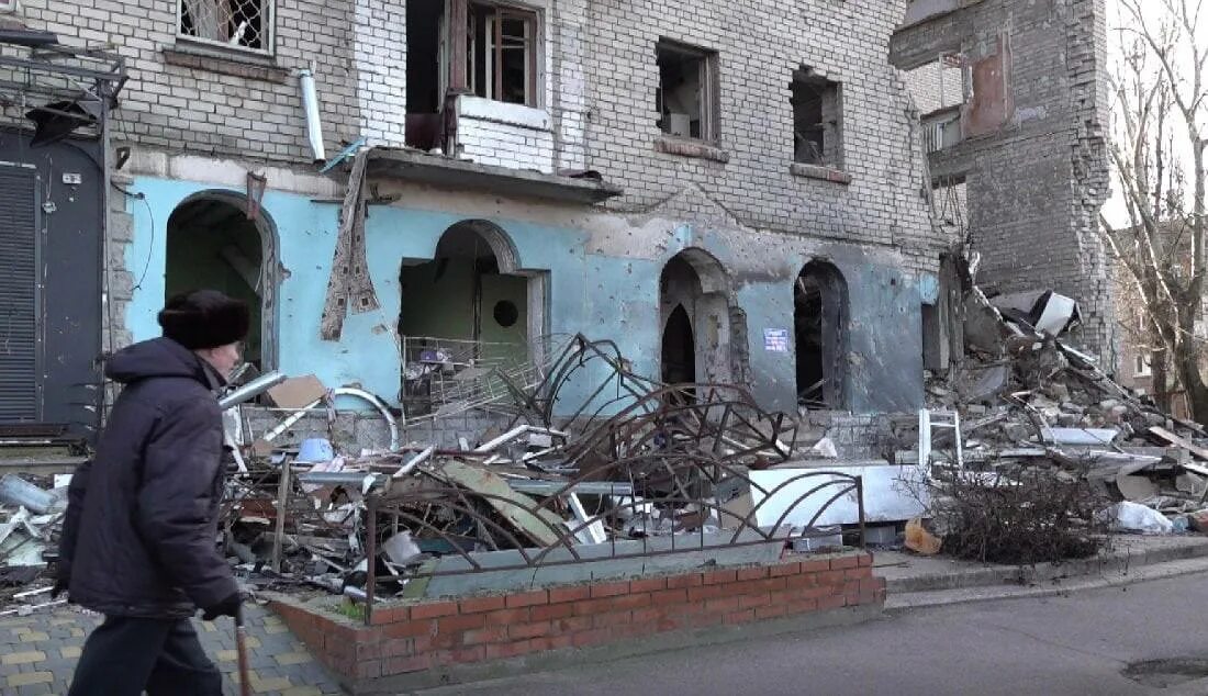 Новая каховка довженко. Дом на крыше. Город новая каховка. Новая каховка обстрел. Новая каховка разрушения.