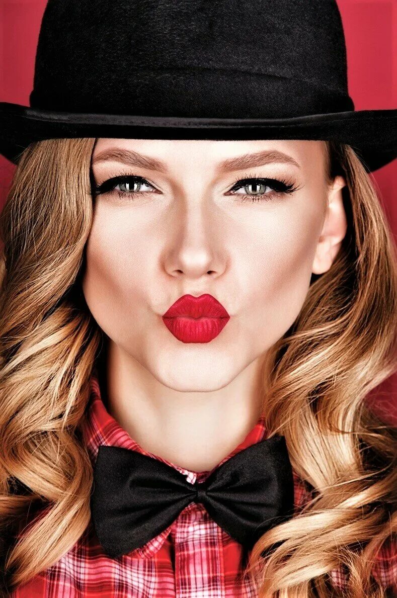 Красная помада девочка. Девушка с яркой помадой. Красная помада девочка. Девушка с яркой помадой. Моника беллуччи с красной помадой.