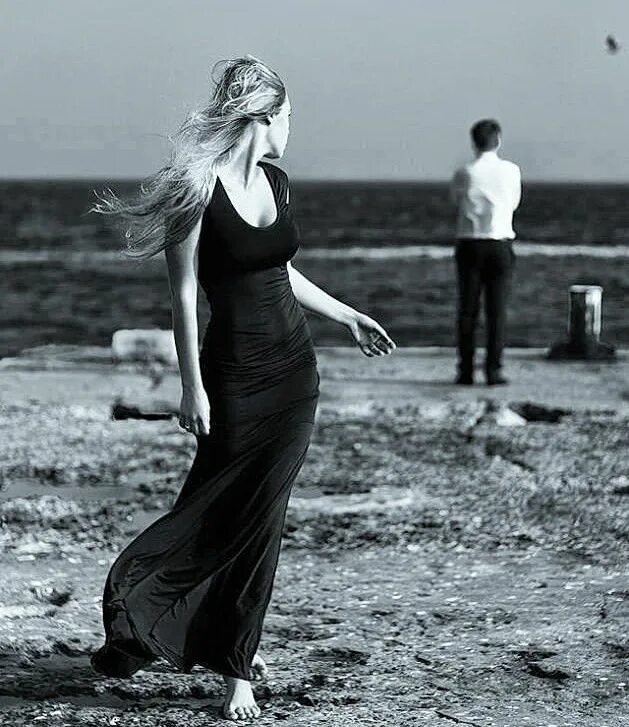 Фото уходящей женщины. Обратно девушка ушла. Уходящая женщина. Уходящая девушка. Уходящая женщина.