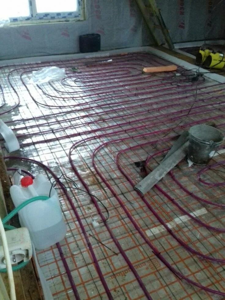 Пол залит как сделать теплый пол. Тёплый пол водяной. теплый пол в частном доме. тёплые полы водяные в частном доме. тёплый пол водяной монтаж.