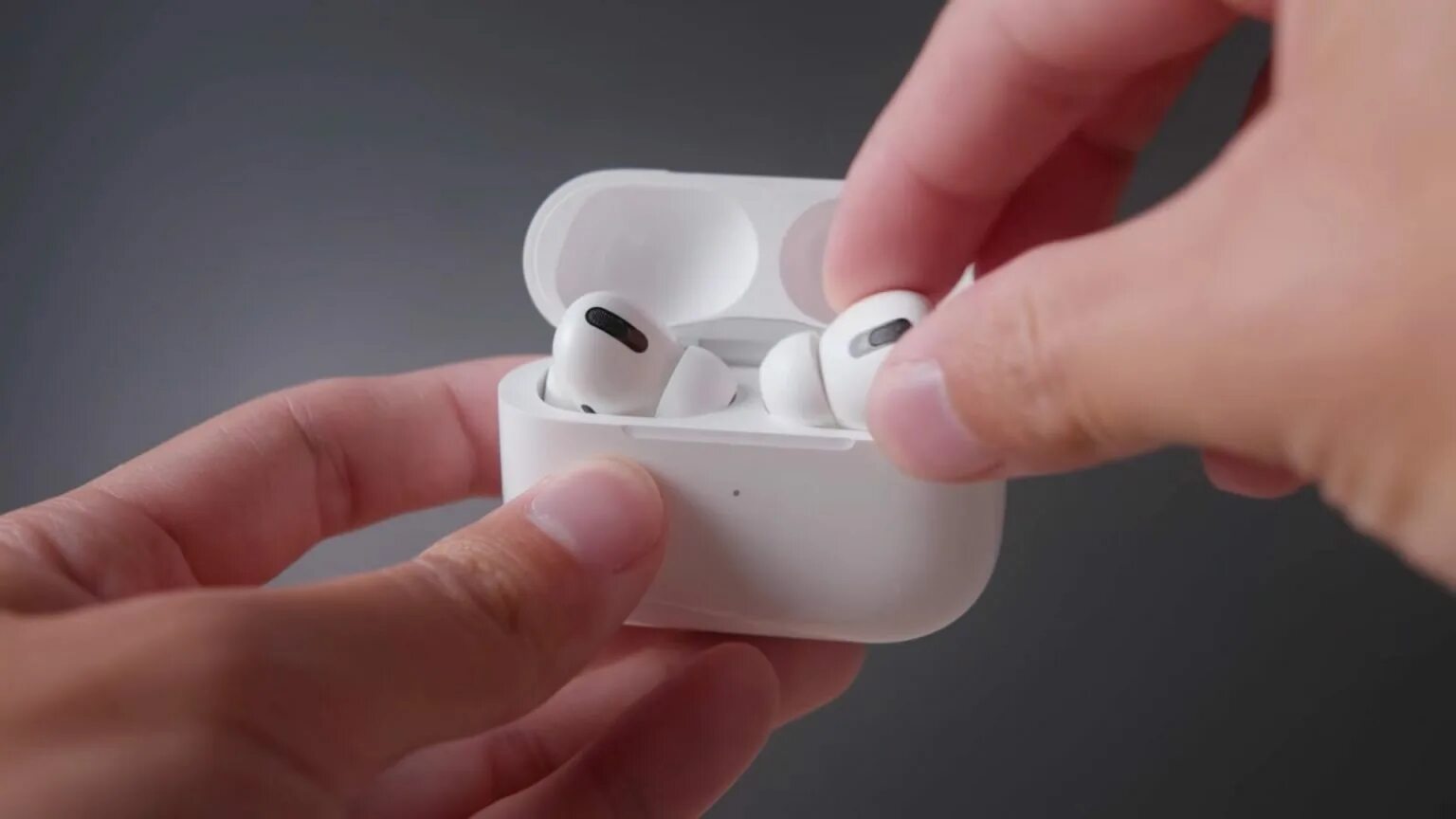 Разряжается наушники airpods