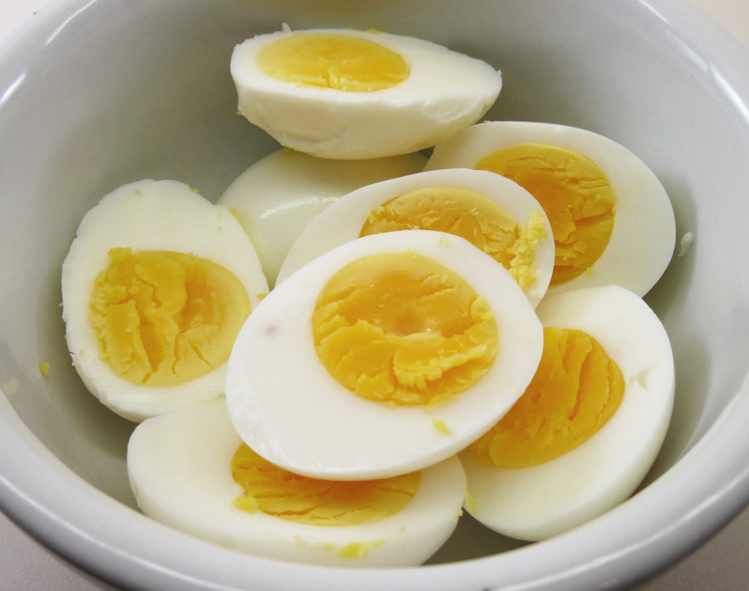 Cooked egg. Завтрак с перепелиными яйцами. Перепелиные яйца яичница. Завтрак из перепелиных яиц. Яичница из перепелиных яиц.
