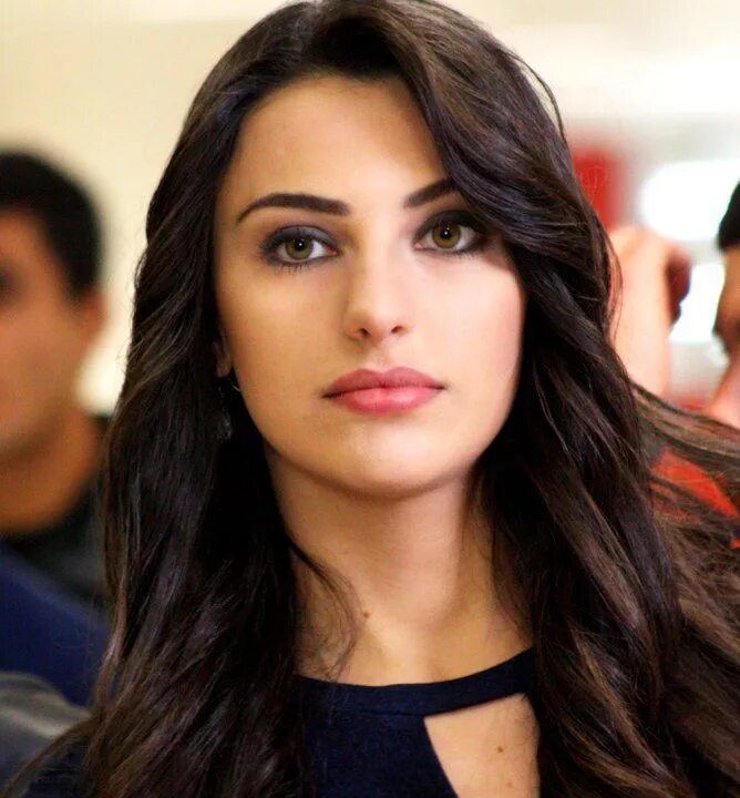 Turkish models. Ханде эрчел. Хэнди эрчел 2020. Джансу дере в платье. Турецкая модель даришаинан.