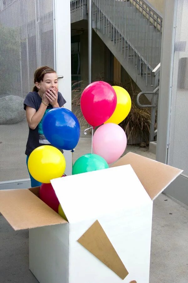 Приятным сюрпризом для всех стал огромный. Сюрприз на день рождения. Коробка сюрприз с воздушными шарами. Оригинальные шары из коробки. Идея подарка с воздушным шариком.