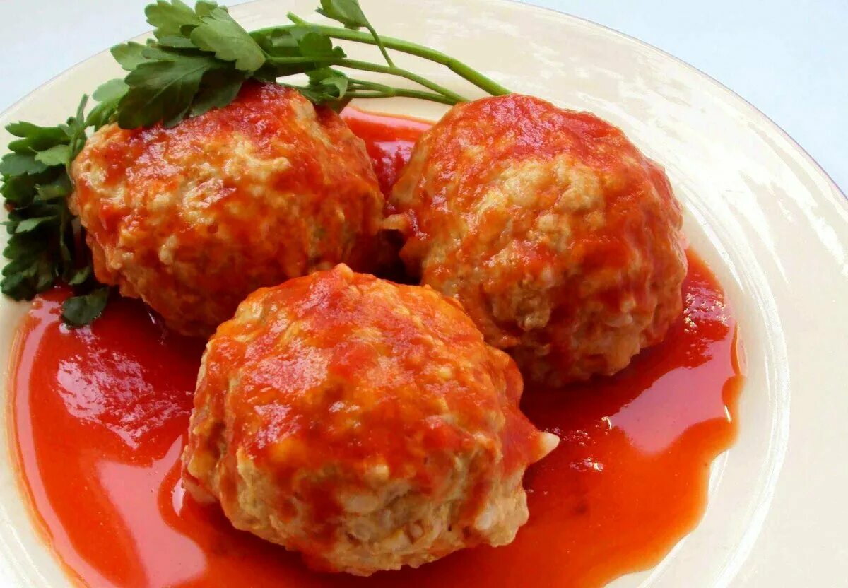 Рыбные шарики. Тефтели с рисом в томатном соусе. Тефтели из сома. Рыбные тефтели с рисом. Тефтели рыбные рецепт.