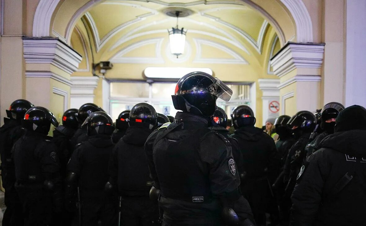 3000 мигрантов в новогоднюю ночь. Полиция. задержание мигрантов на новый год. задержания в новогоднюю ночь.