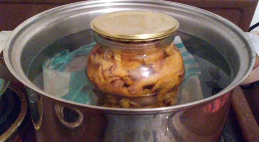 Грибы на зиму. Маринад для опят и маслят. Маринованные грибы рецепт на зиму. Маленькие маринованные грибы названия. Опята маринованные срок хранения.