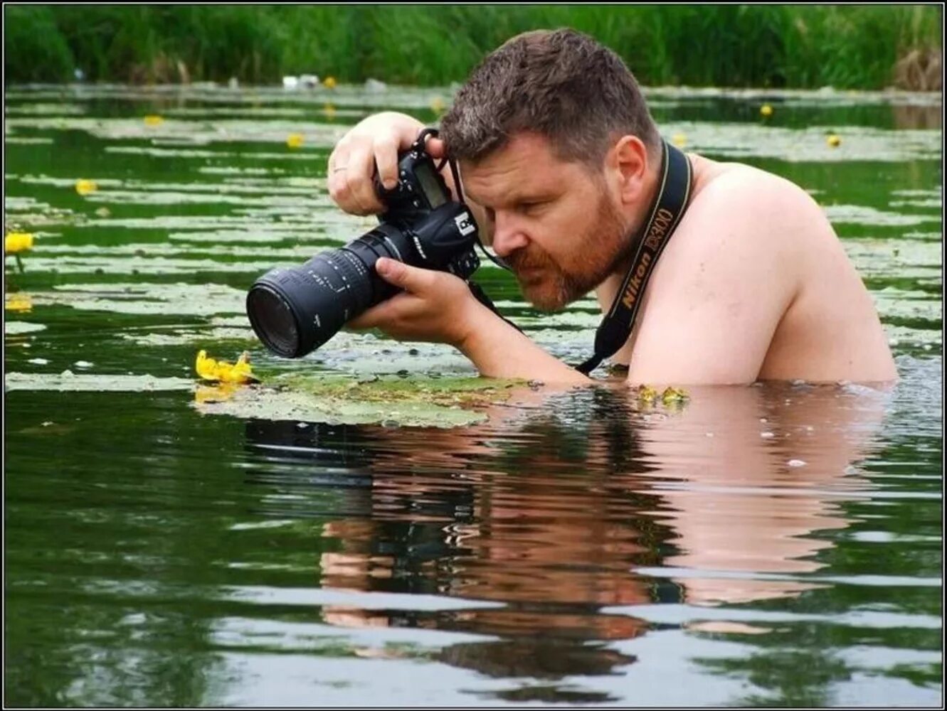 Фотограф прикол. Фотографирует смешно. Фотограф картинки прикольные. Смешной фотограф. Фото с днем юмора