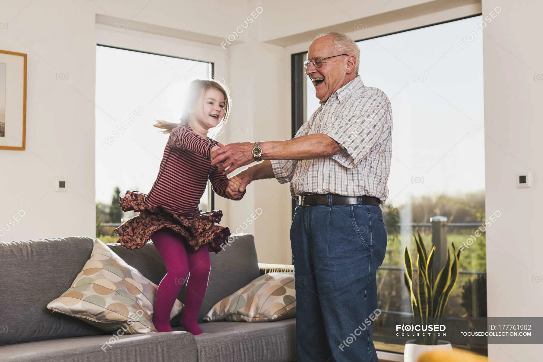 Дедушка и внучка. Дед и девушка. Дедушка внучку.