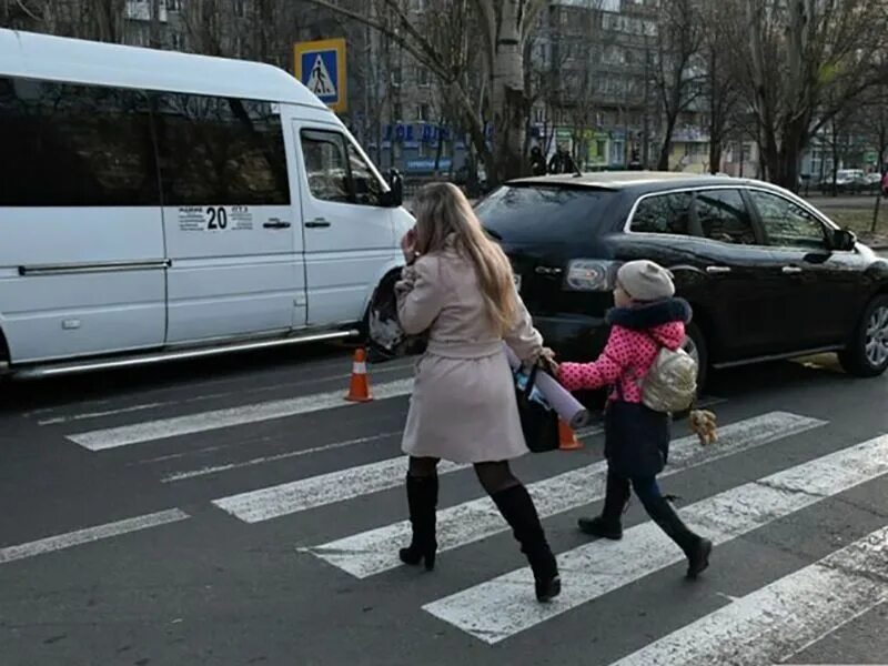 Дтп вина пешехода. Пешеход на дороге. Мама с ребенком переходят дорогу. Женщина переходит дорогу.