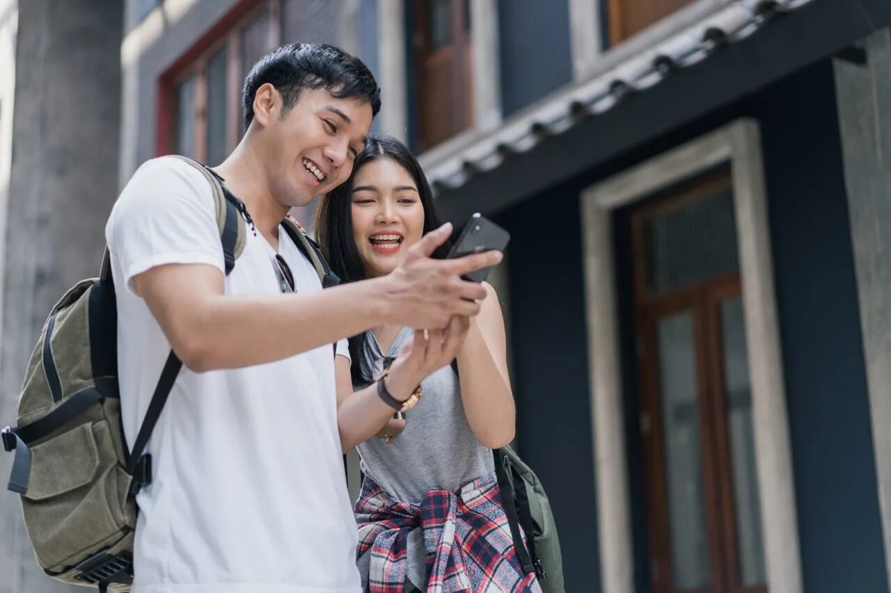 Азиатские парочки. Азиаты любят. Азиаты не любят черных. Влюбленные пары азиат плюс славянка. Корейские парочки.