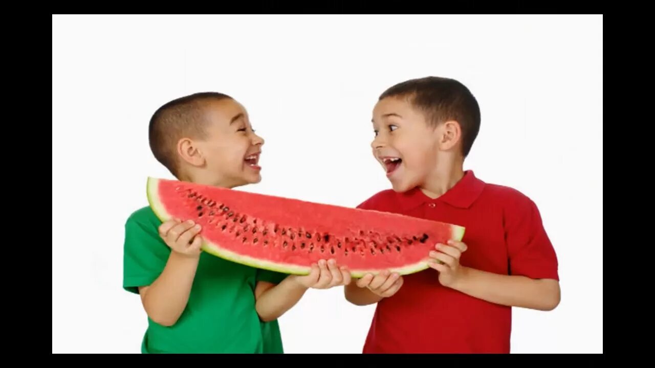 Делиться с другими. Дети делятся друг с другом. Делиться с кем то это. Лето дети. Дети делятся друг с другом.