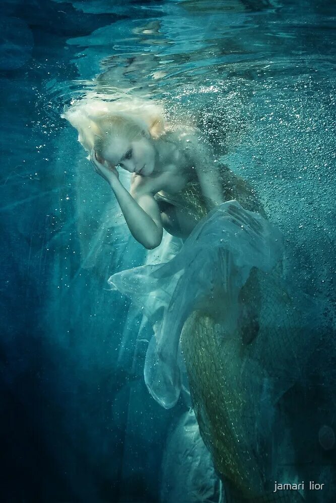 нежная русалка. девушка под водой. русалка под водой. русалка плывет. русалка в воде.