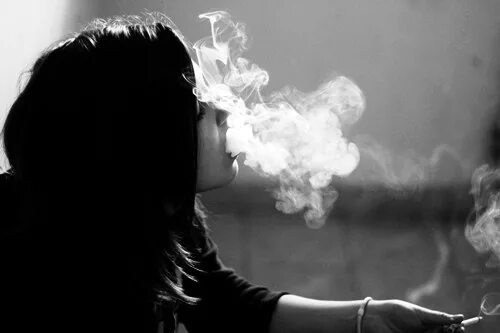 Дым со словами. Брюнетка курит. Брюнетка в дыму. Брюнетка с сигаретой. Девушка в капюшоне курит.