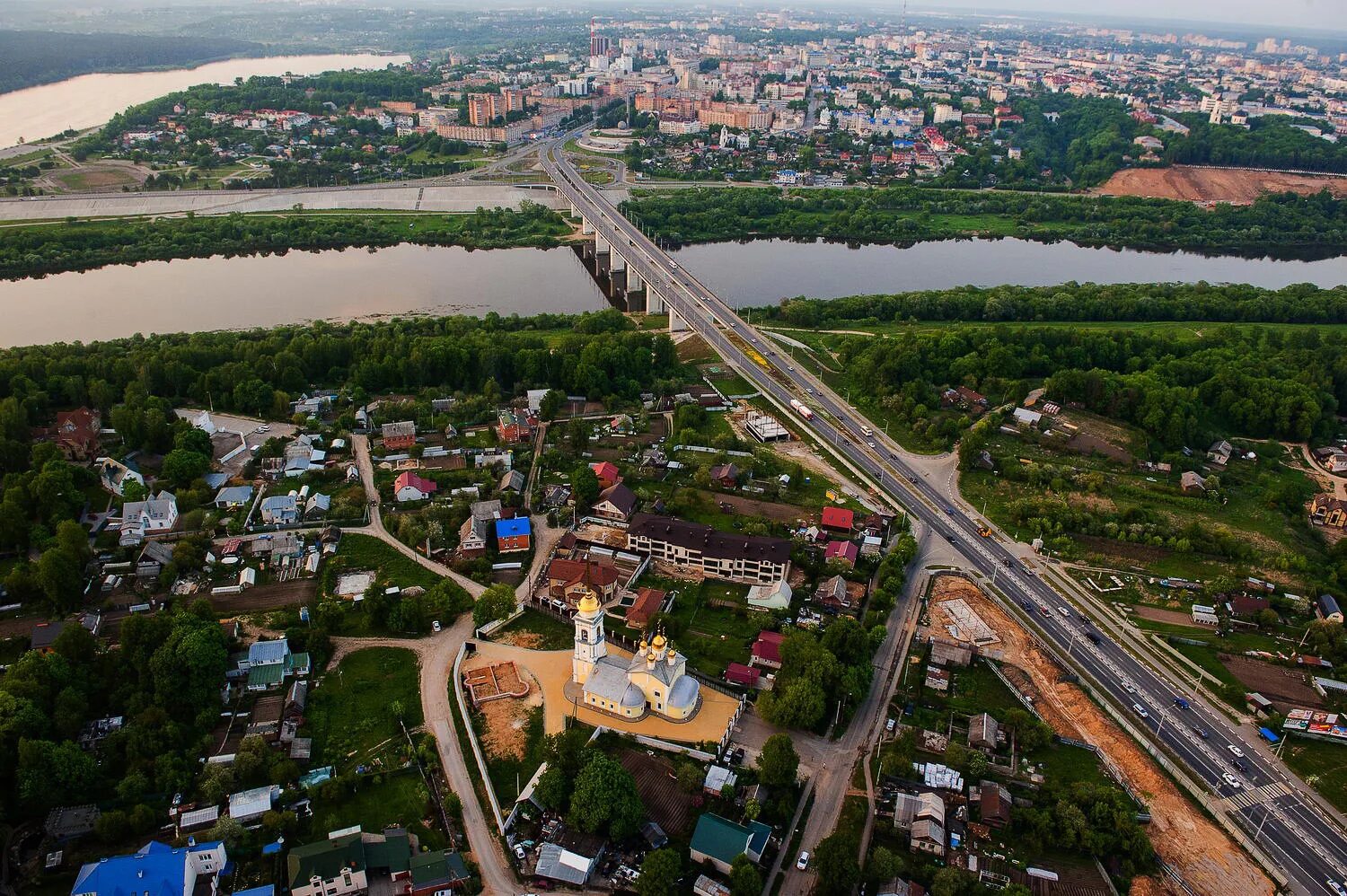 Где в калуге можно сделать. Город Калуга правый берег. Правый берег Оки в Калуге. Калуга левый берег. Калуга на берегу Оки.