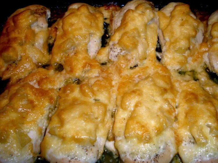 Куриное филе с майонезом и сыром. Курица с ананасами в духовке. куриная грудка с ананасами. куриная грудка с ананасами в духовке. куриные грудки с ананасами и сыром в духовке.