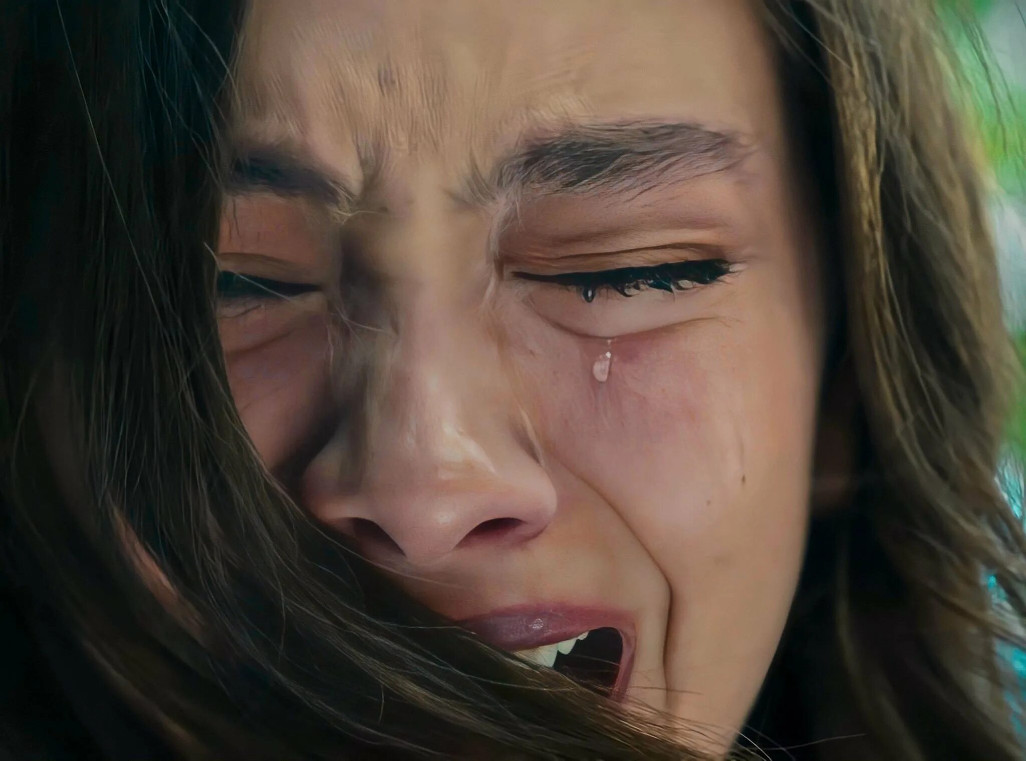 Красивые видео до слез. Девушка плачет. Девушка в слезах. Плачущая девушка. Красивая девушка плачет.
