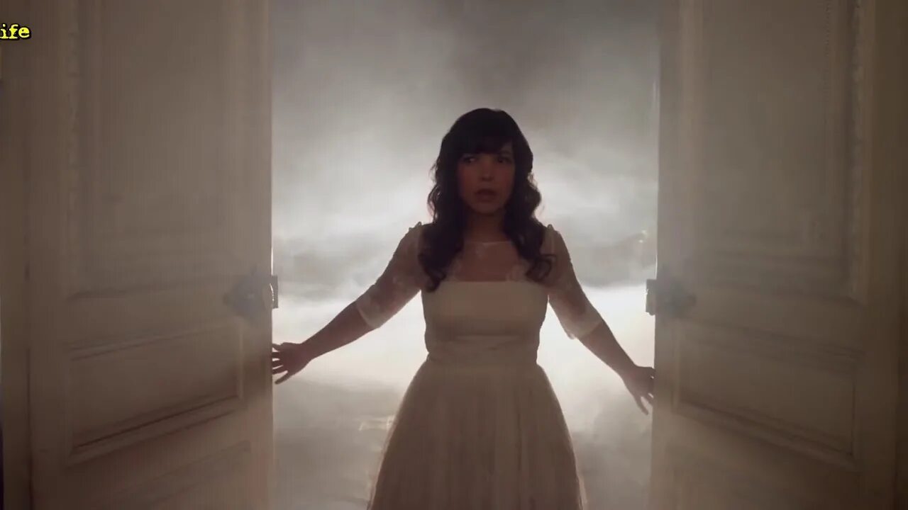 Индила турне. Indila Turner Dance le vide. Tourner dans le vide man Slowed down Indila. Индила красивая фотограф.