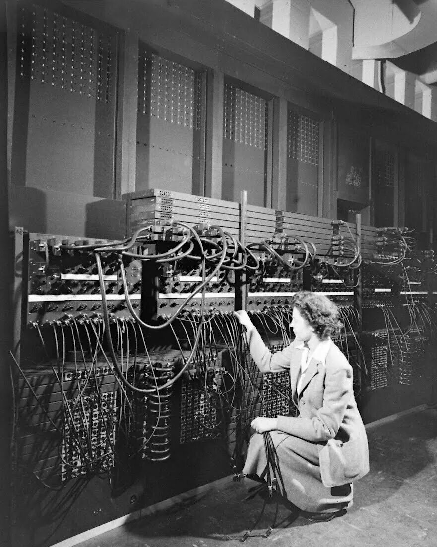 Eniac (Electronic numerical Integrator and Computer). Первый компьютер ЭНИАК 1946. Eniac компьютер 1946 год. Eniac первый компьютер. Электронный компьютер электронная машина