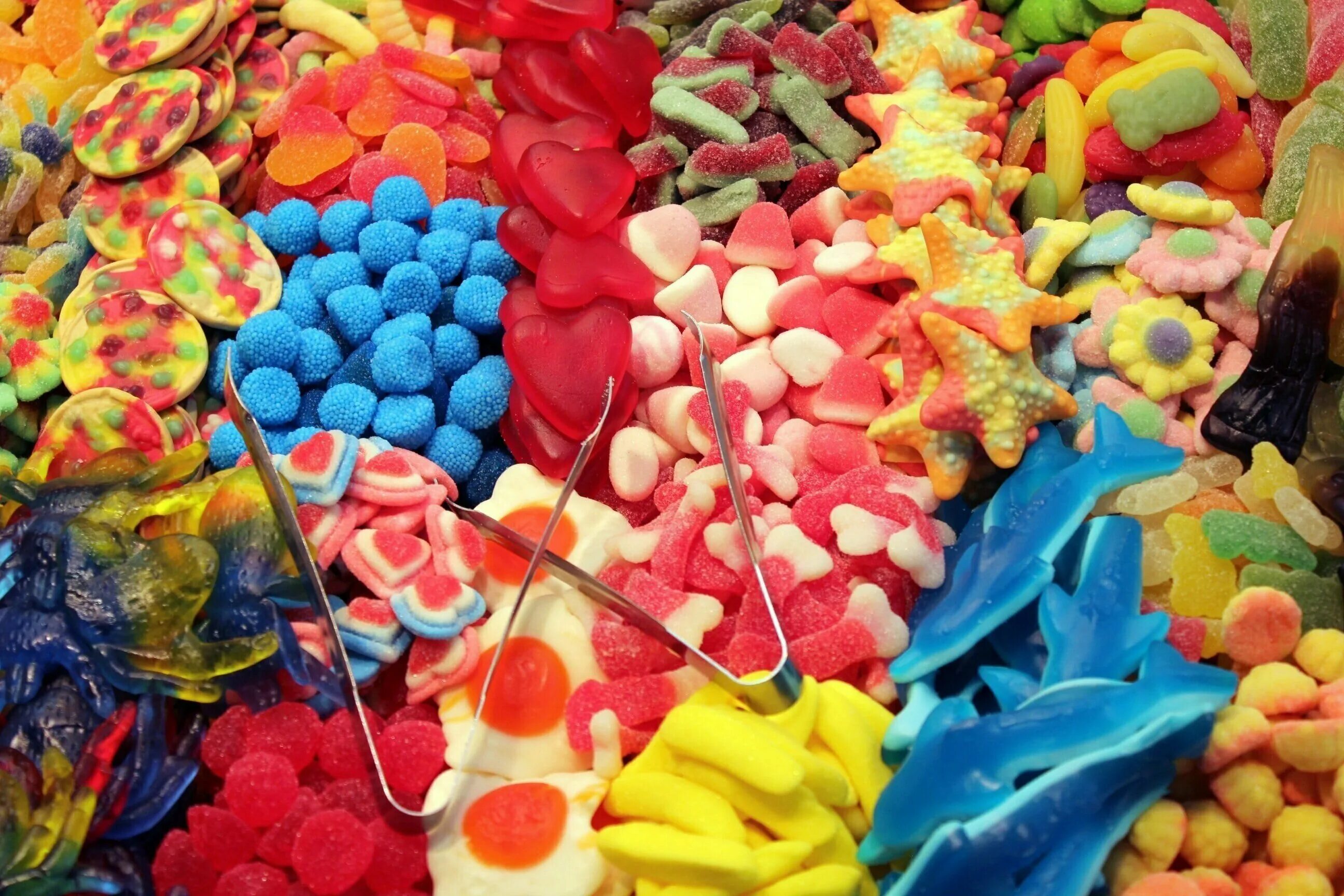 яркие конфеты. мармелад. вкусняшки мармеладки. детские сладости. сладкий жевательный мармелад.