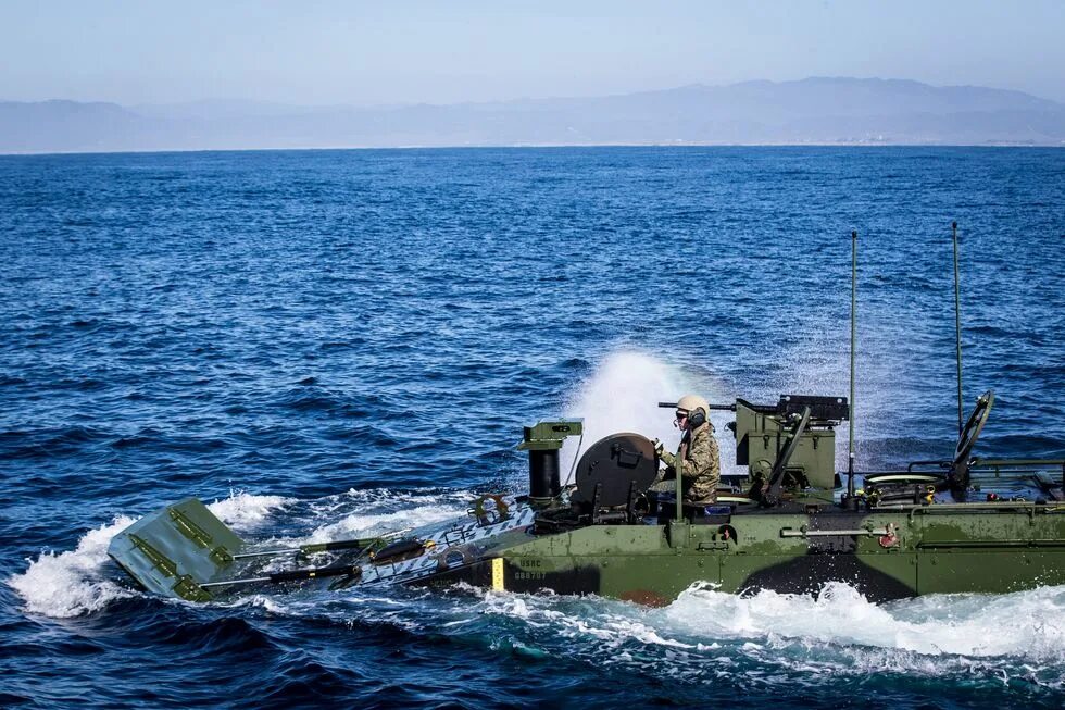 Амфибия сша. Acv амфибия. acv bae amphibious combat vehicle. десантная машина-амфибия acv. амфибия бронетехника.
