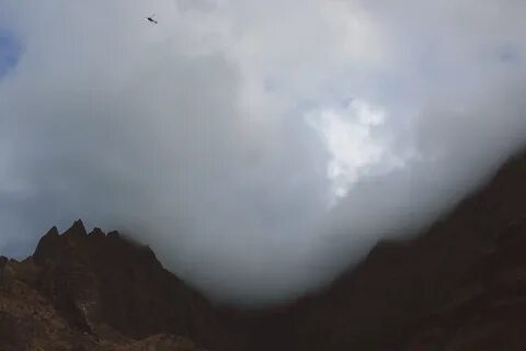 Эльбрус красавец смотрит сквозь тучи