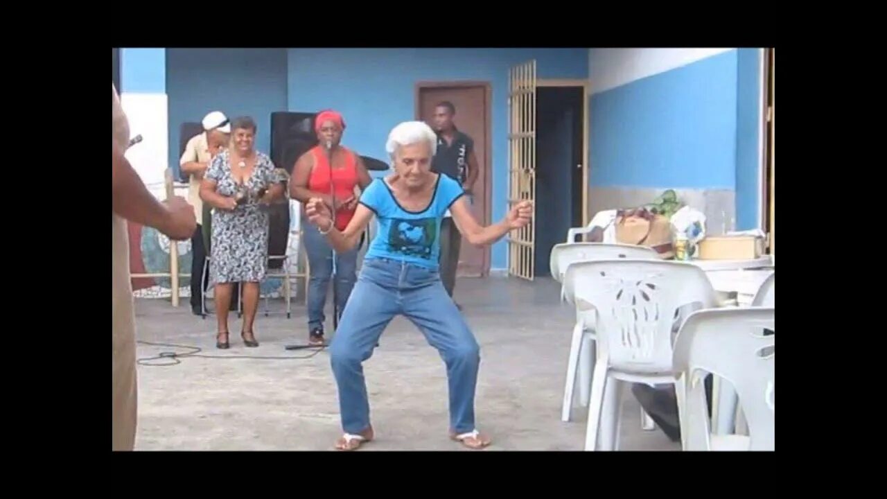 Где бабка танцует. Смешные танцы. Бабушка танцует. Пенсионеры танцуют. Бабушка танцует сальсу.