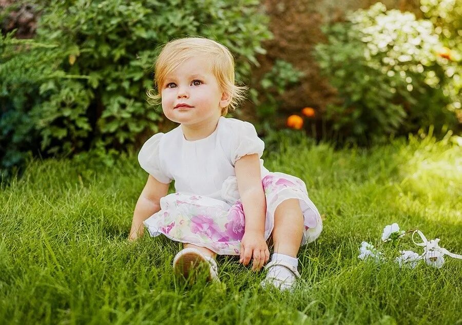 2 летний малыш. Детская фотосессия на природе летом. Маленькие дети на улице летом. 2 Года девочке. Детская фотосессия в парке летом.