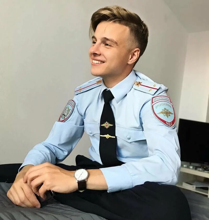Парень работает в полиции