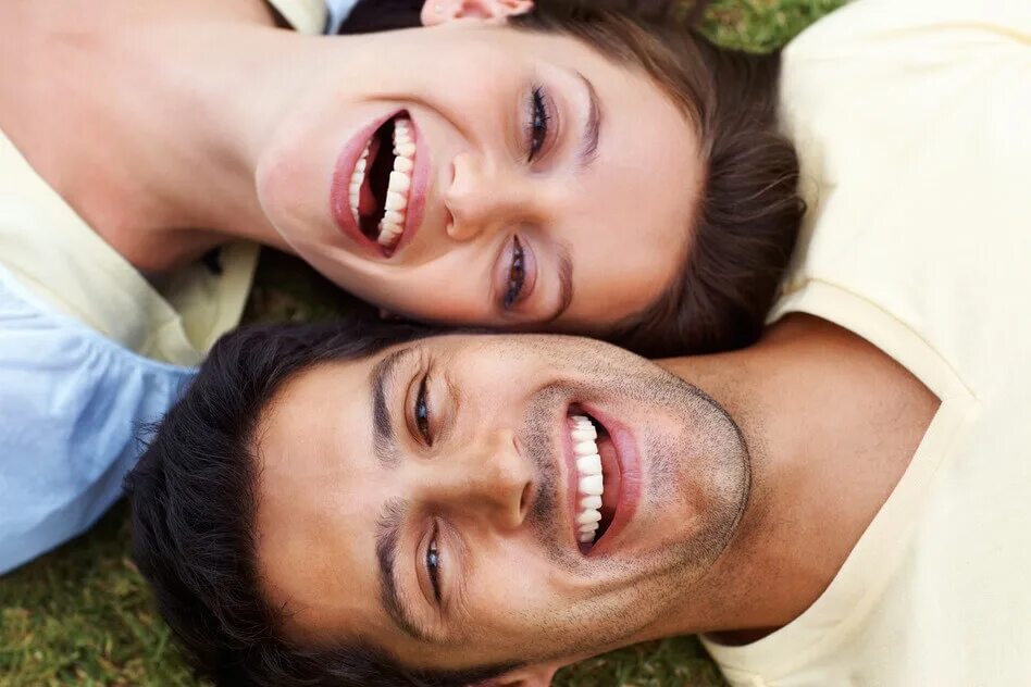 Мужчина и женщина смеются. Парень и девушка смеются. Женщина смеется. Смех двое. Смех двое.