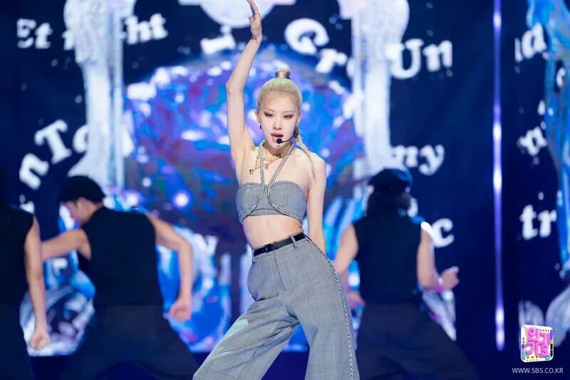Он зе граунд. Розэ on the ground выступление. Розе on the ground выступление. Розэ Соло on the ground. Rose on the ground Inkigayo.