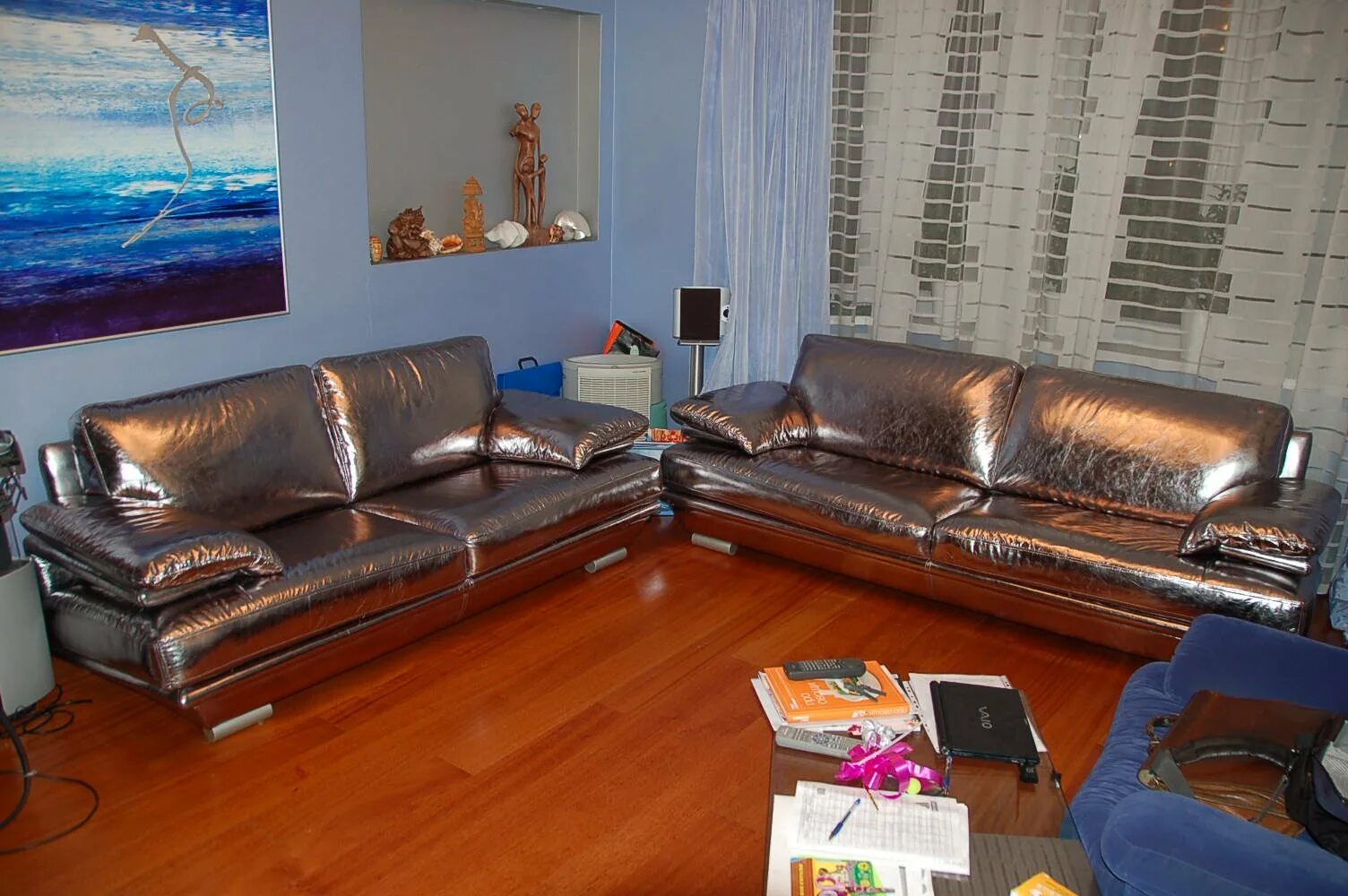 Отреставрированные диваны. Перетяжка мебели до и после. Диваны ремонт стоит. Реконструкция дивана. Кожа для перетяжки дивана.