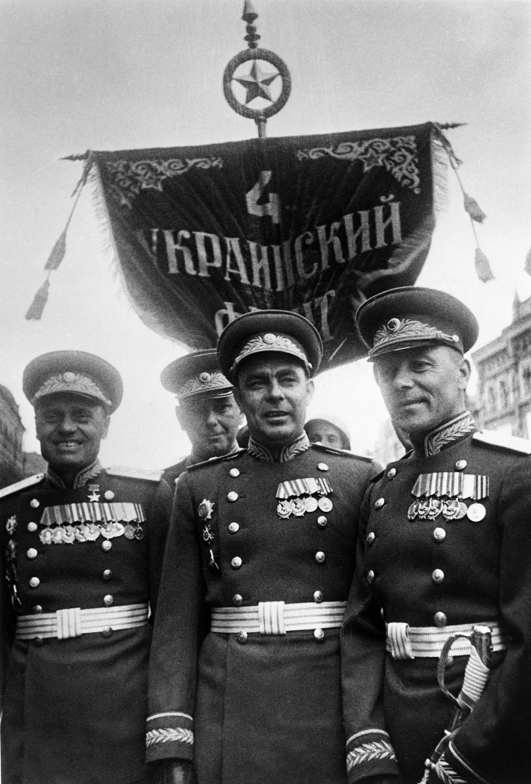 Брежнев 1945. Брежнев на параде победы 1945. Брежнев 1945. Брежнев 1945. Брежнев 1945.
