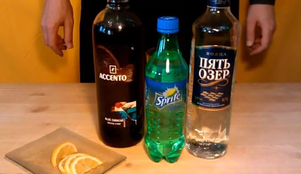 Голубая лагуна исландия. Исландия термальные источники голубая лагуна. Сколько градусов в голубой лагуне. Голубая лагуна напиток алкогольный разливной. Голубая лагуна исландия гейзер.