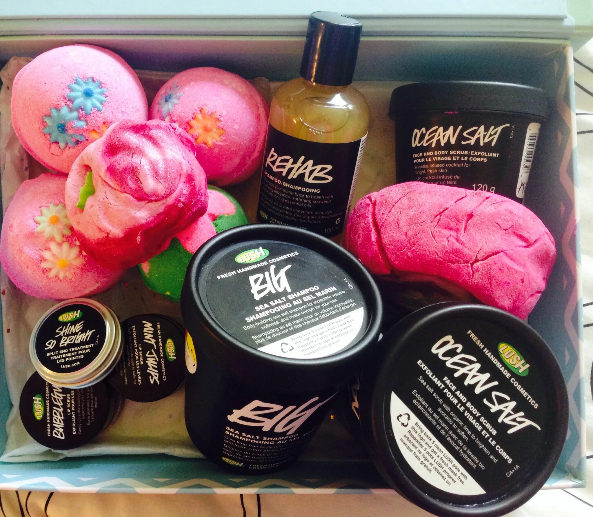 Наборы бомбочек для ванны лаш. Лаш подарочные наборы. Lush косметика. Lush бомбочки. Косметика лаш купить