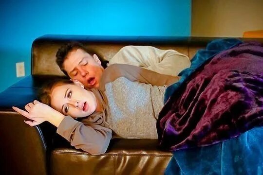 Спящую сестренку. Сестра села на брата пока он спал. Сестра села на брата пока он спал. С сестрой в кровати. Веб-камера спальни.