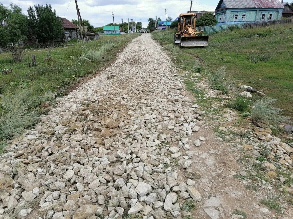 Щебенение дорог в сельских поселениях. Плохая дорога щебенка. Ковали Пестречинский район. Щебенение улицы в п Майском.