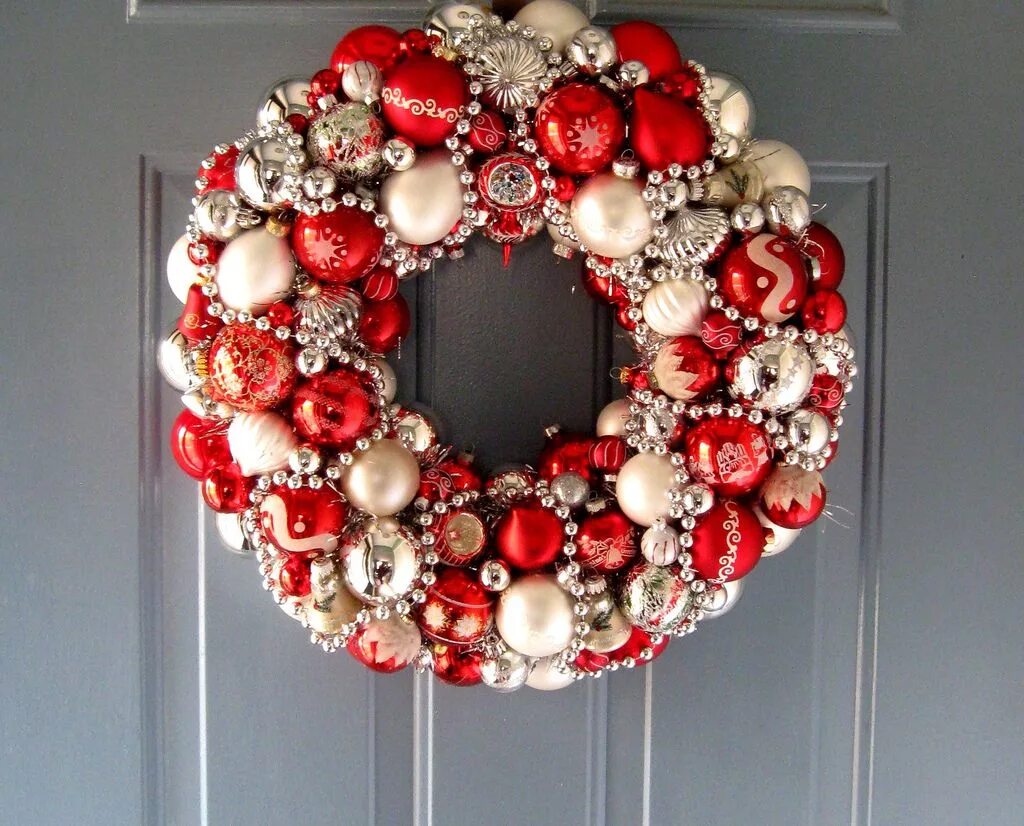 Новогодние украшения из колец. Идеи для новогодних колец. Идеи для новогодних колец. Украшения из бисера на новый год. Новогодние елочные игрушки из бисера.