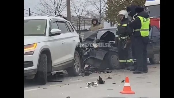 In the New city at the crossroads there was an accident with three cars: video a